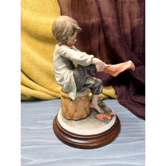 Giuseppe Armani 9" Figurine, “Boy Putting on Sock” – Florence Collection, Italy - Picture 10 of 15